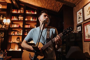 Живая музыка в баре РУТС (ROOTS)